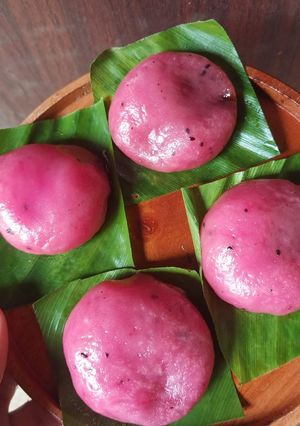 Hình của món Bánh thanh long đỏ nhân đường đen.