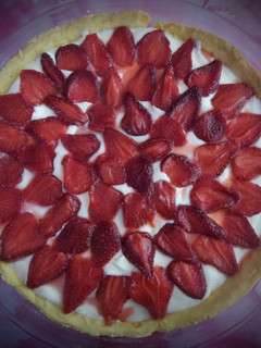 Una foto de Tarta de frutillas ¡ree rica! 😊🍓😋