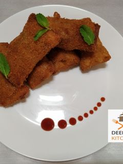 क्रंची क्रिस्पी ब्रेड रोल (crunchy crispy bread roll recipe in marathi) रेसिपी चे मुख्य फोटो