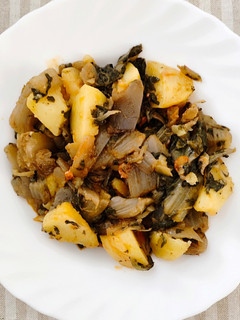 Una foto de Acelgas con patatas rehogadas con ajo y pimentón -Rápidas-