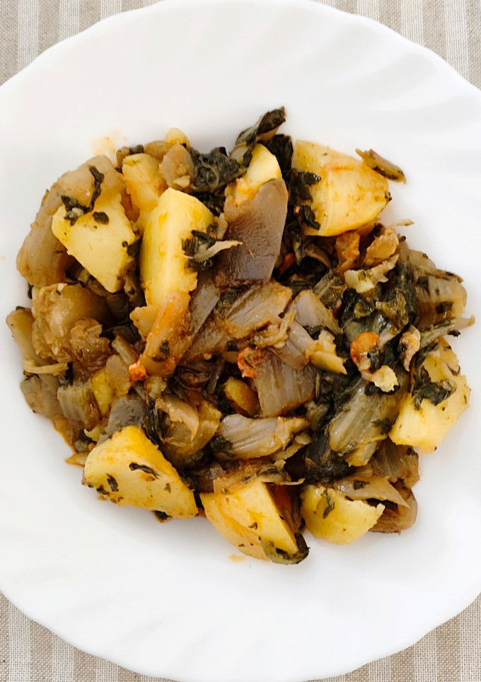 Una foto de Acelgas con patatas rehogadas con ajo y pimentón -Rápidas-