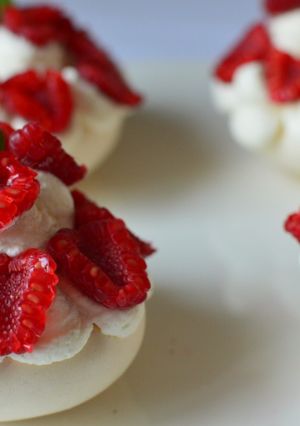 Une photo de Pavlova individuel framboises