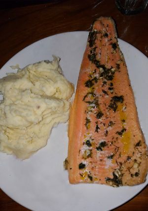 Una foto de Trucha al horno con guarnición 🐟