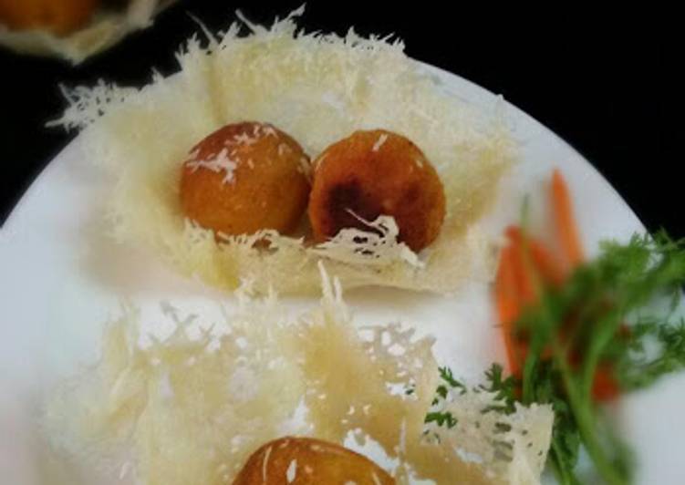 Recipe of Ultimate Mozzarella Stuffed Cottage Cheese Balls Served In Parmasean Cheese Basket