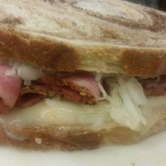 A picture of NY Reuben.