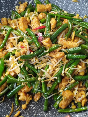 Cara Gampang Menyiapkan Resep 2. Oseng tauge kacang panjang tempe yang Menggugah Selera Anti Ribet, Uenak Banget