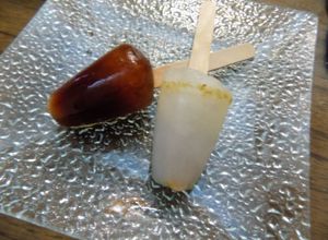 Una foto de Pinitos helados de Fernet con cola y helados de Gancia (para mayores)