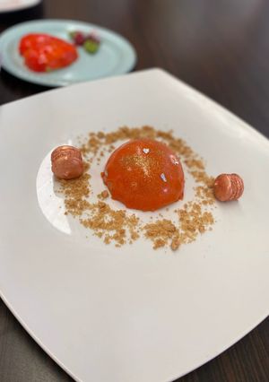 Una foto de Mousse de piloncillo con un glaseado espejo💕