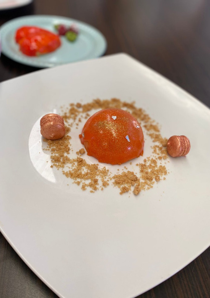 Una foto de Mousse de piloncillo con un glaseado espejo💕