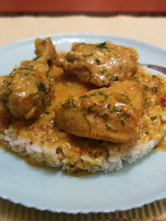 Una foto de Pollo en salsa al curry y cúrcuma
