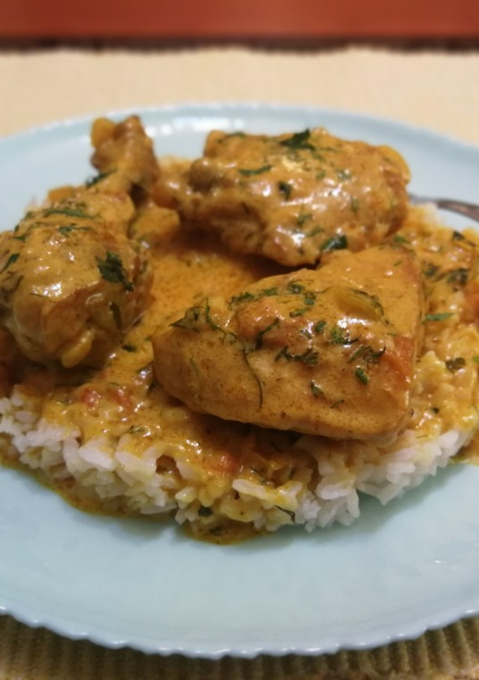 Una foto de Pollo en salsa al curry y cúrcuma