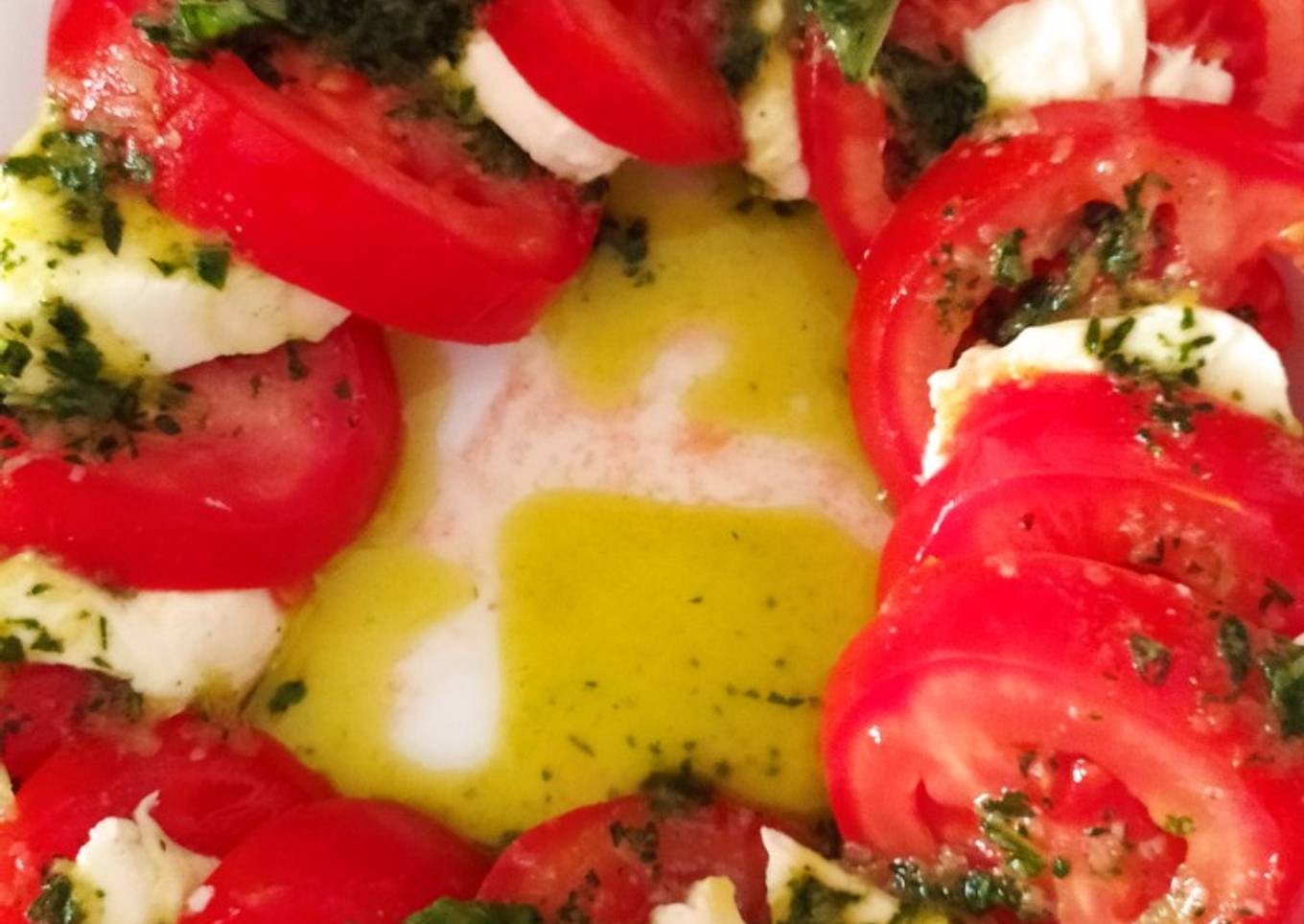 Ensalada caprese con aceite de albahaca