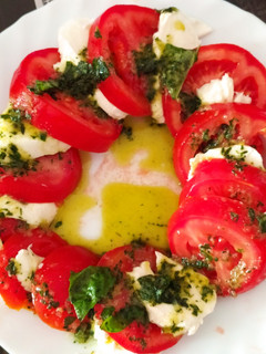 Una foto de Ensalada caprese con aceite de albahaca