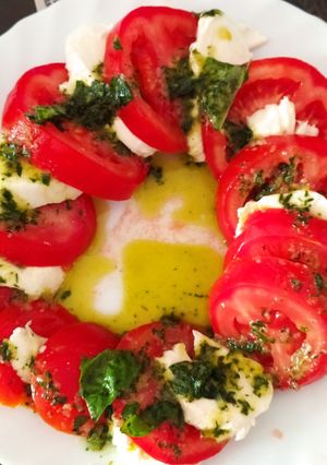 Una foto de Ensalada caprese con aceite de albahaca