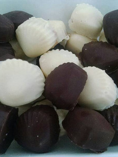 Una foto de Bombones rellenos de dulce de leche y bayleys!