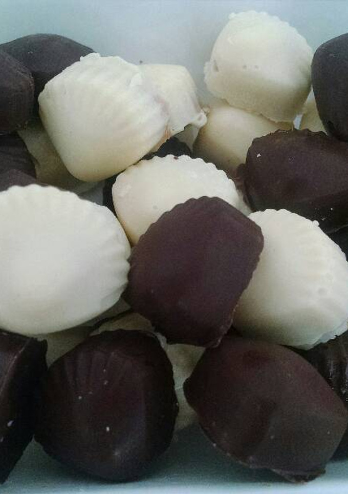 Una foto de Bombones rellenos de dulce de leche y bayleys!