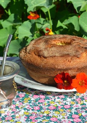 Una foto de Budín húmedo de manzana con cubierta azucarada de canela🌹
