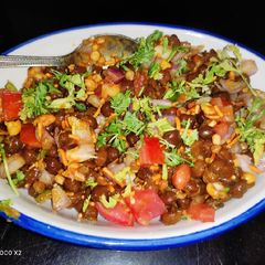 A picture of Kale chane ki chaat.