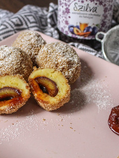 Szilvás gombóc szilvalekvárral, fahéjas morzsában recept fotója