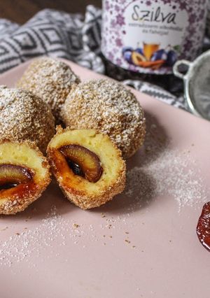 Szilvás gombóc szilvalekvárral, fahéjas morzsában recept fotója