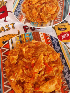 Una foto de Arroz con pollo y vegetales al curry