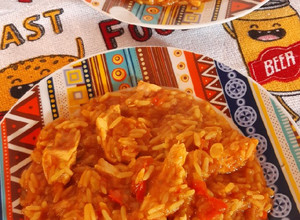 Una foto de Arroz con pollo y vegetales al curry