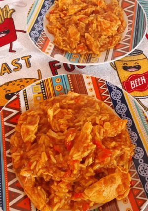 Una foto de Arroz con pollo y vegetales al curry