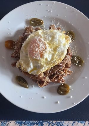 Una foto de 307. Tagliatelle con morcilla y huevo frito