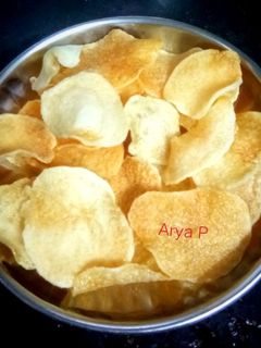 होममेड आलू चिप्स (Homemade aloo chips recipe in hindi) रेसिपी मुख्य फोटो