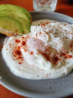 O poză a rețetei Ouă turcești și toast cu avocado.