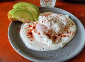 O poză a rețetei Ouă turcești și toast cu avocado.