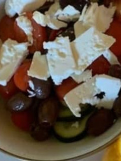 Foto de Salada de Tomate, Queijo Fresco, Pepino e Azeitonas