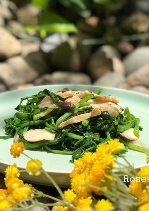 Hình của món Cải Xoong Xào Nấm Đùi Gà.