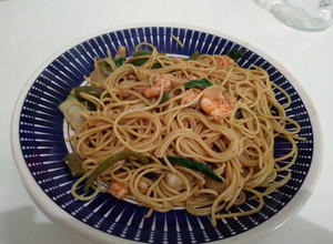 Una foto de Espaguetis con camarones y salsa china