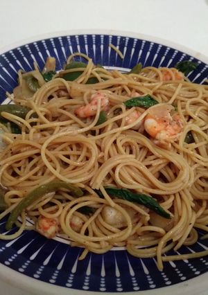 Una foto de Espaguetis con camarones y salsa china