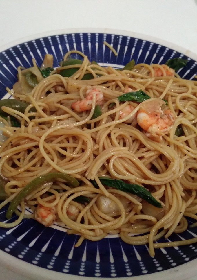 Una foto de Espaguetis con camarones y salsa china