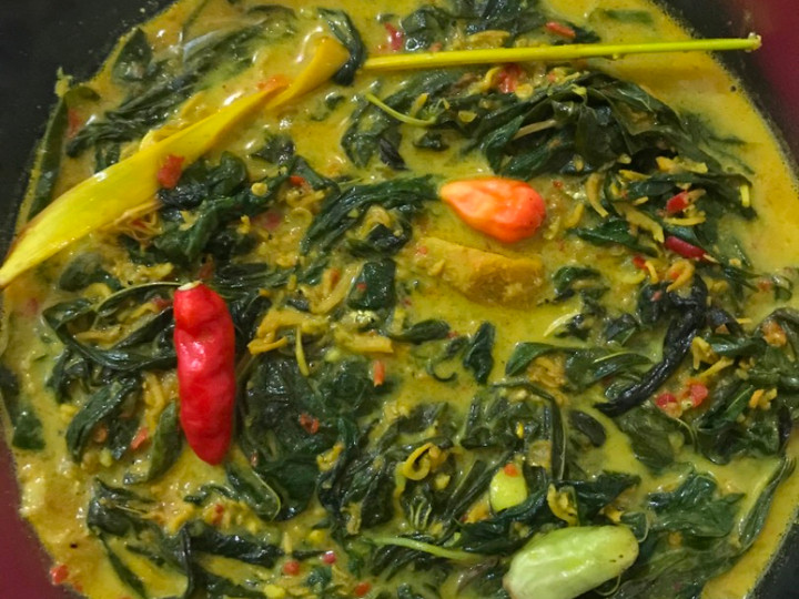 Bagaimana Menyiapkan Gulai Daun Singkong, Enak