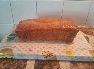 Una foto de Budín húmedo de zanahorias y naranja, miel con corazón de crema chantilly