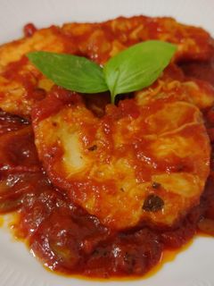 Una foto de Cazón con tomate kumato frito casero