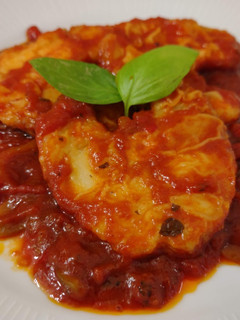 Una foto de Cazón con tomate kumato frito casero