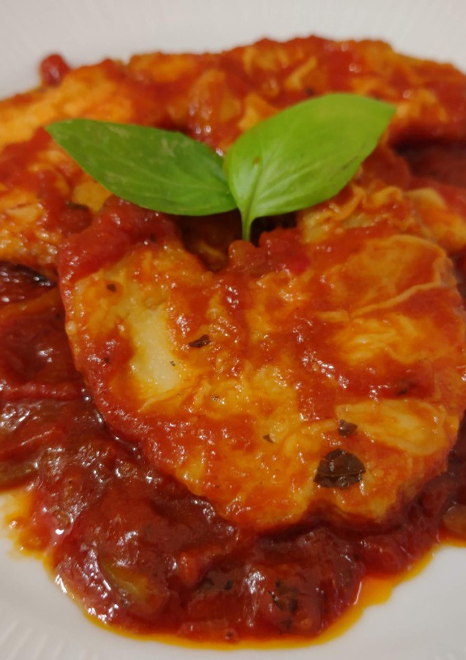 Una foto de Cazón con tomate kumato frito casero
