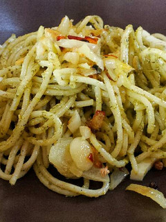 Una foto de Espaguetis con pesto