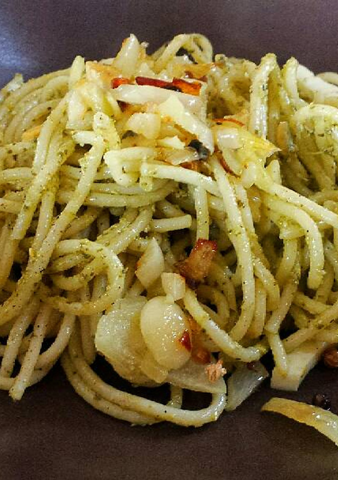 Una foto de Espaguetis con pesto