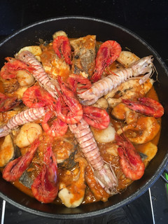 Una foto de Guiso de pescado 🐠 y mariscos 😋 con patatas 🥔