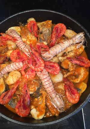 Una foto de Guiso de pescado 🐠 y mariscos 😋 con patatas 🥔