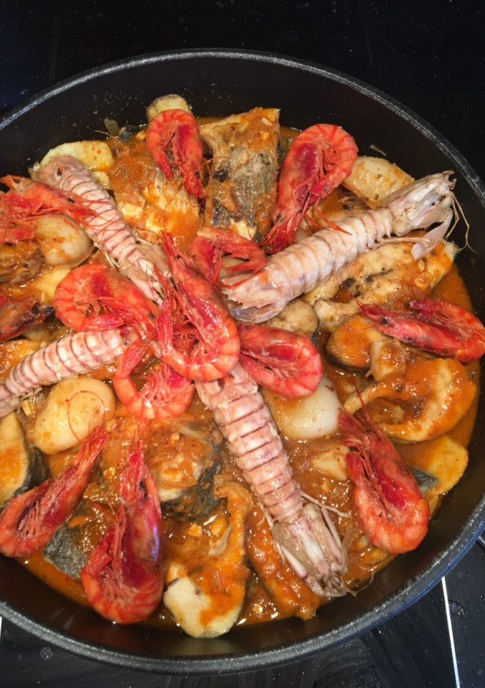 Una foto de Guiso de pescado 🐠 y mariscos 😋 con patatas 🥔