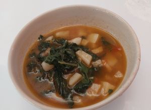 Una foto de Sopa de acelga con papas 🌿🥔😊🫣