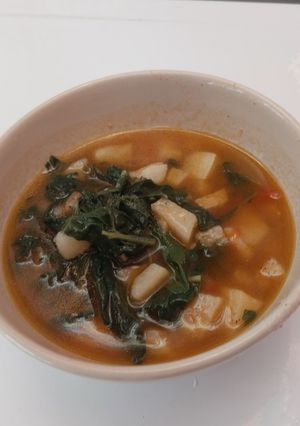 Una foto de Sopa de acelga con papas 🌿🥔😊🫣