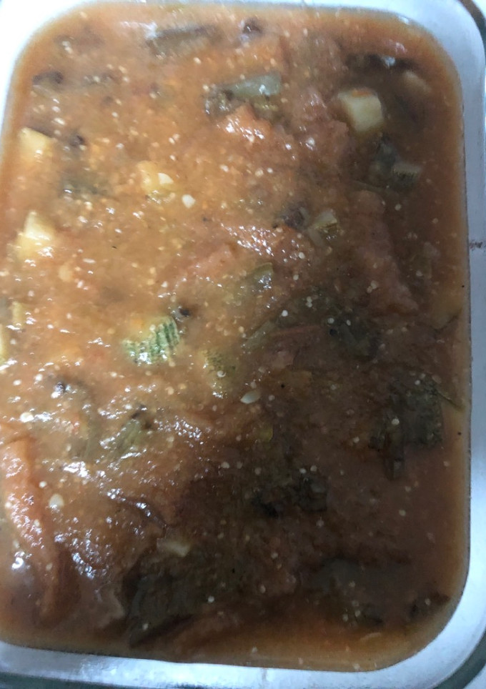 Una foto de Chicharrón en salsa verde y habanero y roja con nopales y calabazas