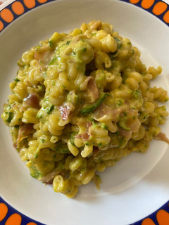 Foto di Fusilli bucati corti con zucchine e speck